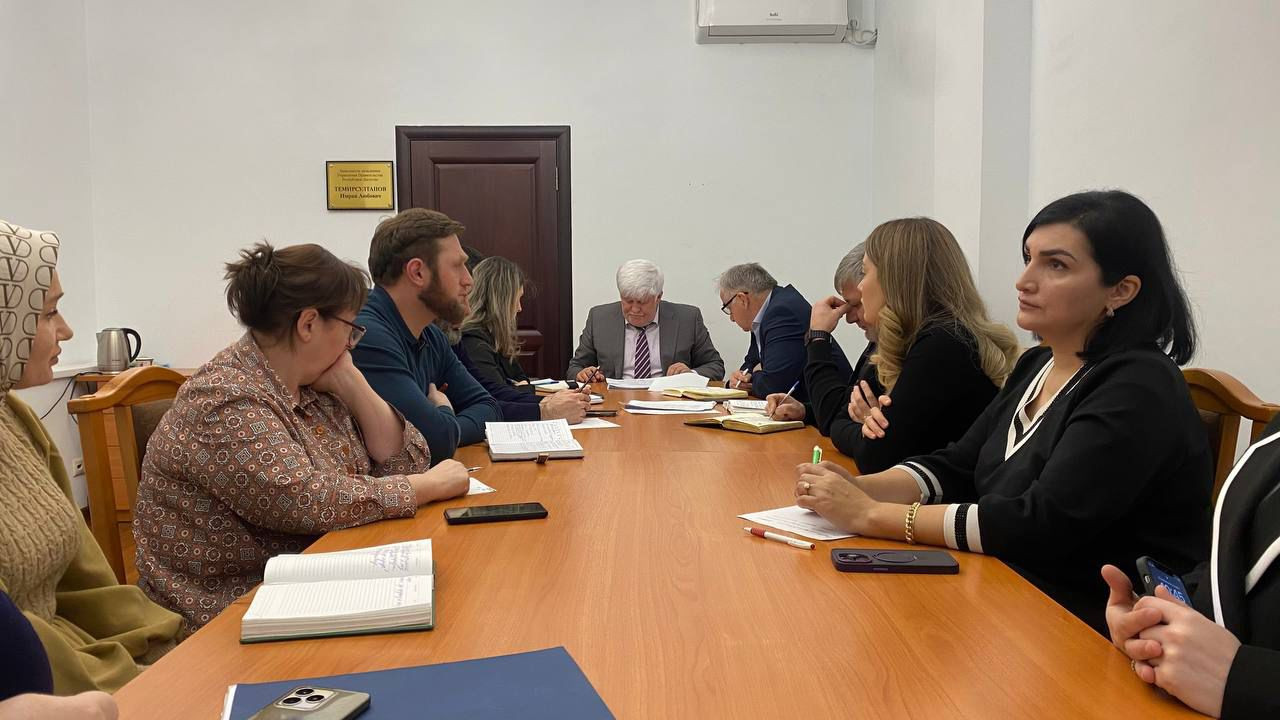 Начальник УПРД по вопросам переселения лакского населения Новолакского района на новое место жительства и восстановления Ауховского района провел еженедельное совещание .
